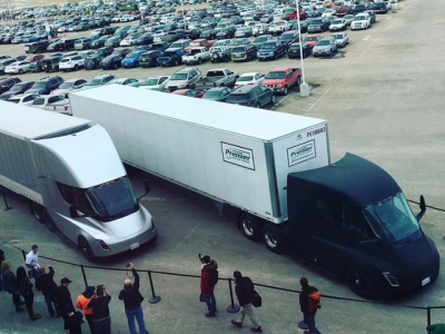 Camiões da Tesla fazem primeira entrega